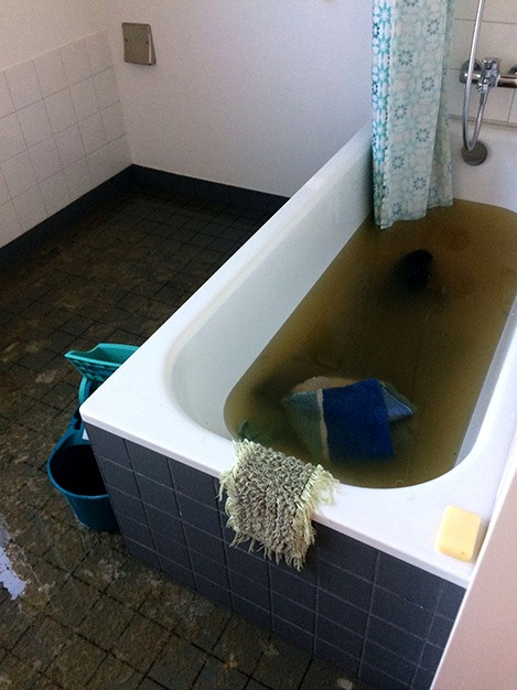 Badewanne_Rueckstau_Wasser_abpumpen__entstopfen