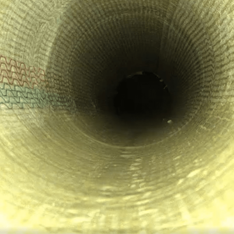 Blick in ein saniertes Rohr nach Kurzliner-Einbau, mit glatter, heller Innenwand