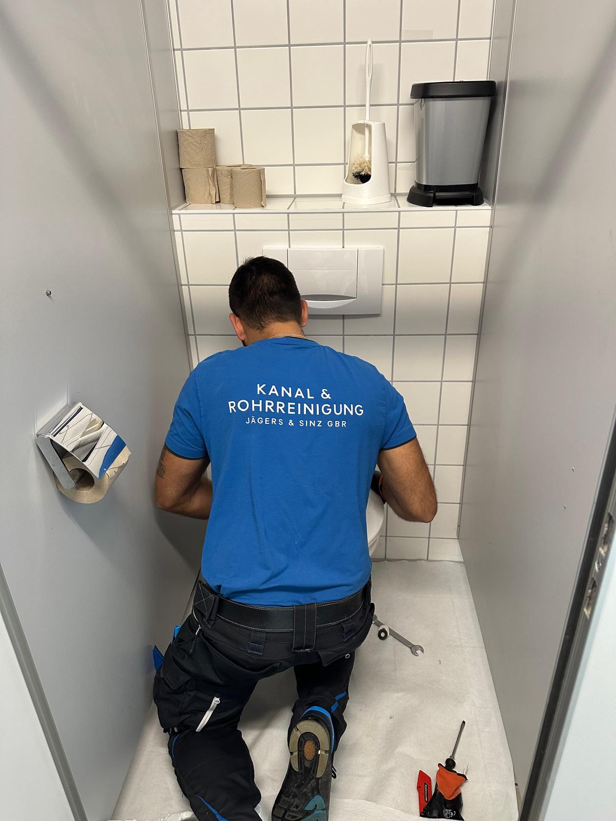 Monteur bei der Arbeit Stefan Jägers Rohverstopfung Notdienst Abfluss verstopft