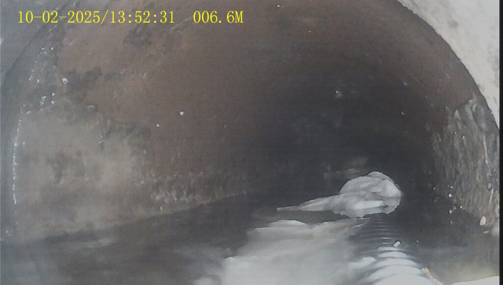 Innenansicht mit teilweiser Wandablösung und Ablagerungszonen.