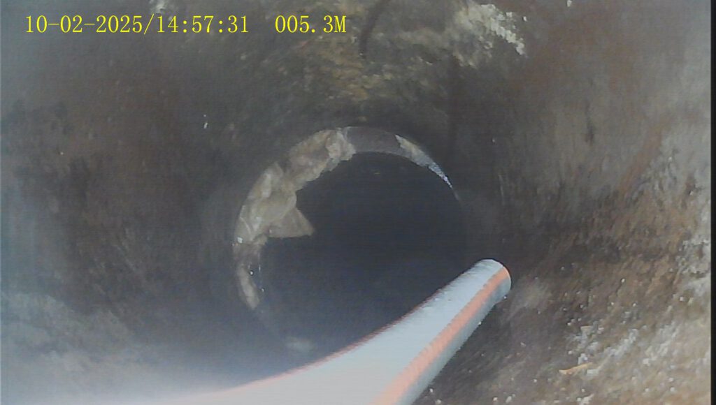 Rohr mit sichtbarem Riss oder Materialbruch, erkennbar durch Kamera.