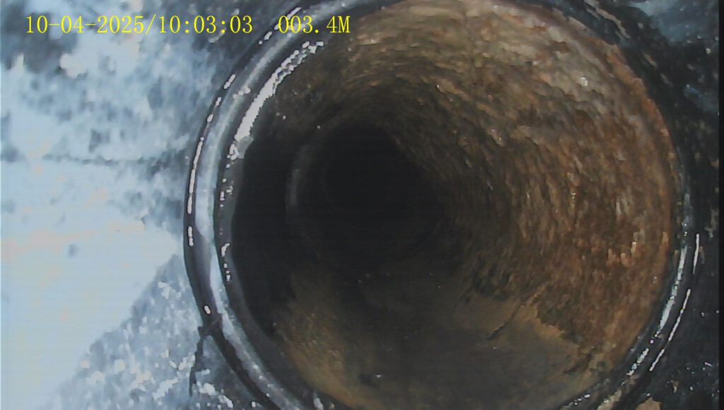 Innenansicht eines überwiegend verschmutzten Rohrsegments.