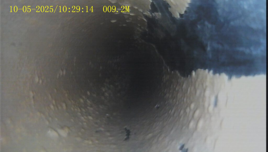 Stark verkrustete Rohrwandung – typische Korrosions- und Ablagerungsschäden.