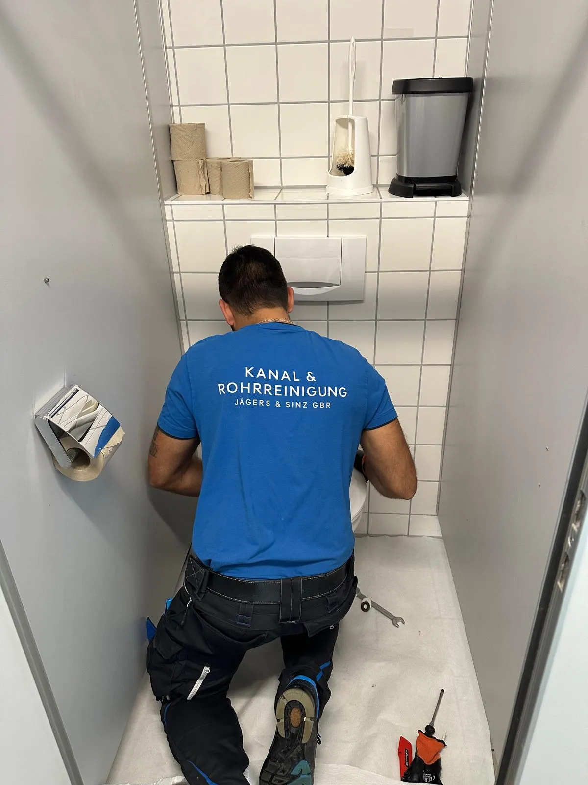 Techniker der Kanal- und Rohrreinigung Jägers & Sinz beseitigt eine WC-Verstopfung in Lörrach