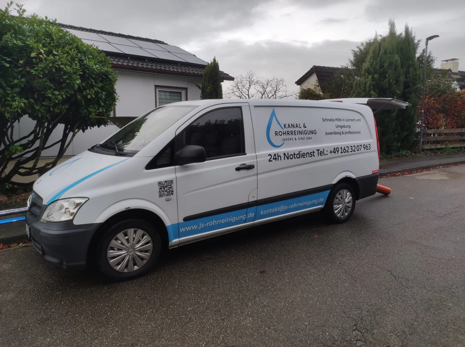 Einsatzfahrzeug der Rohrreinigung mit Anhänger vor einem Wohnhaus in Lörrach