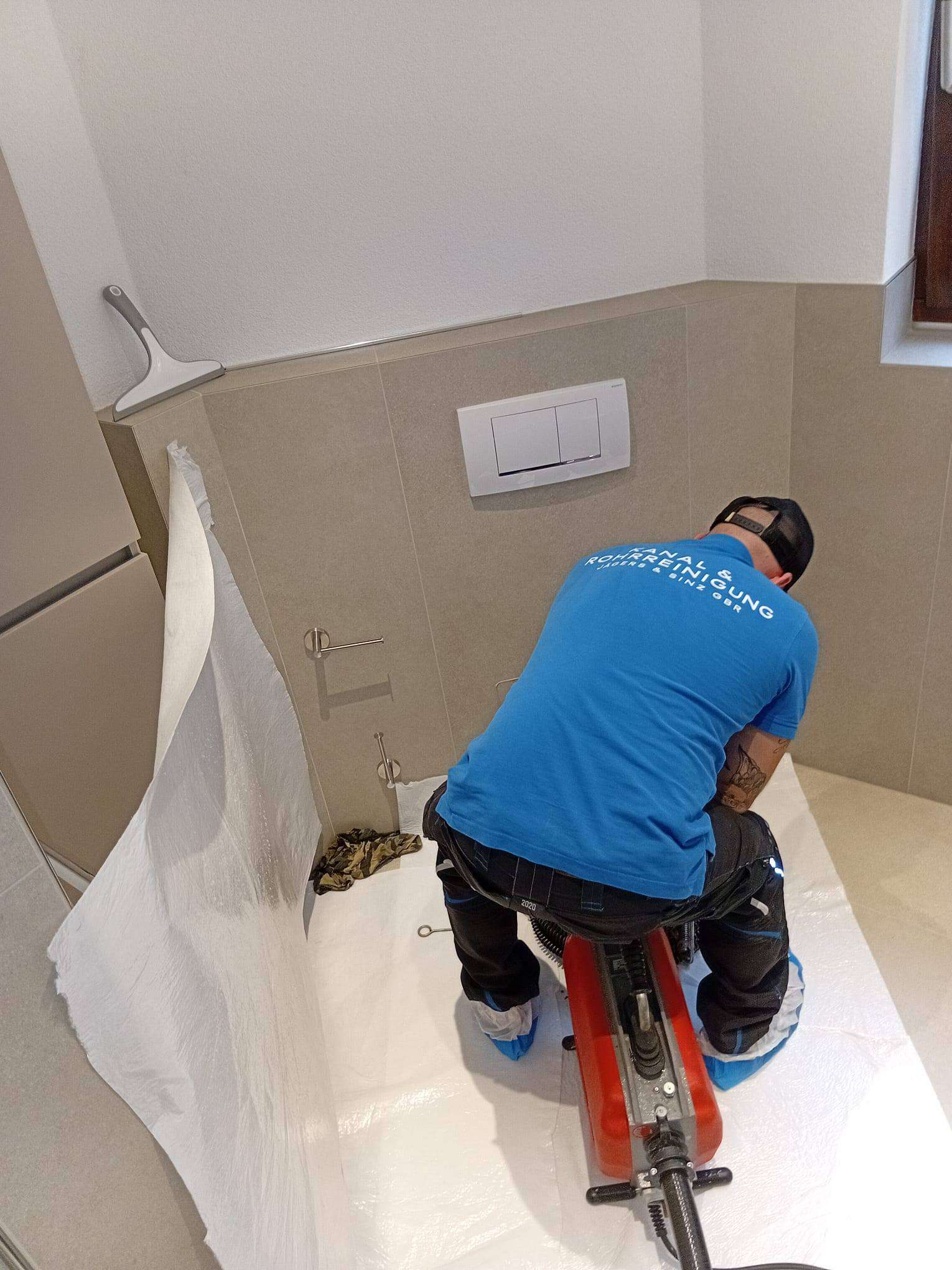 Abgedecktes Badezimmer Rohrreinigung