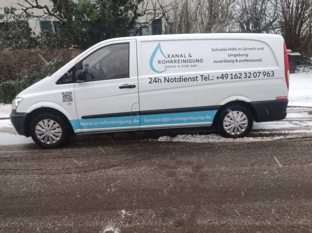 Einsatzfahrzeug im Schnee