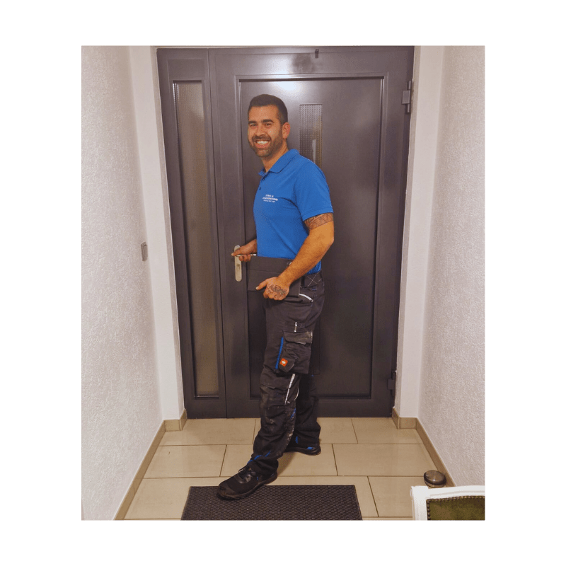 Techniker der Rohrreinigung im Treppenhaus bei einem Einsatz