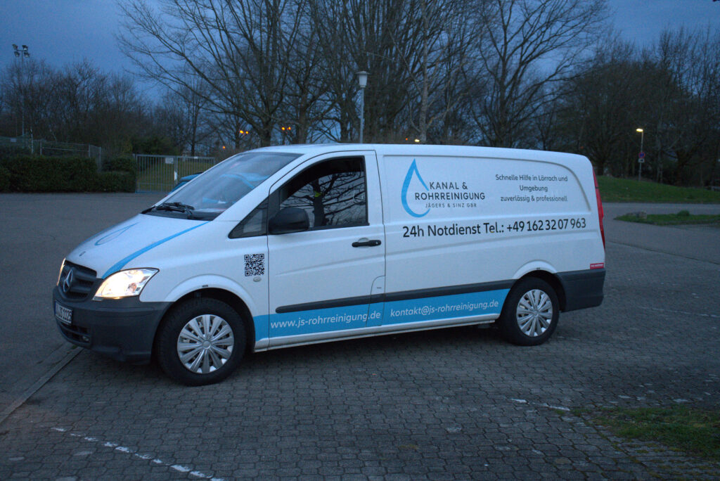 Einsatzfahrzeug bei abenddämmerung