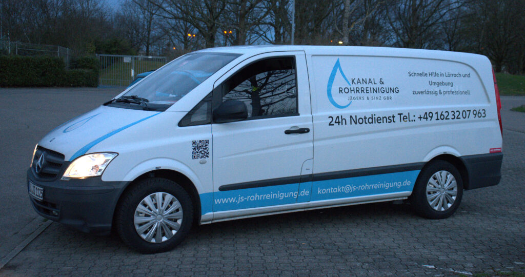 Einsatzfahrzeug bei abenddämmerung