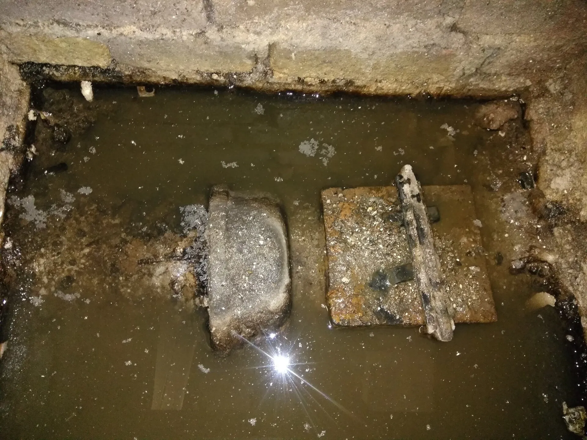 Waschbecken verstopft durch Seifenreste