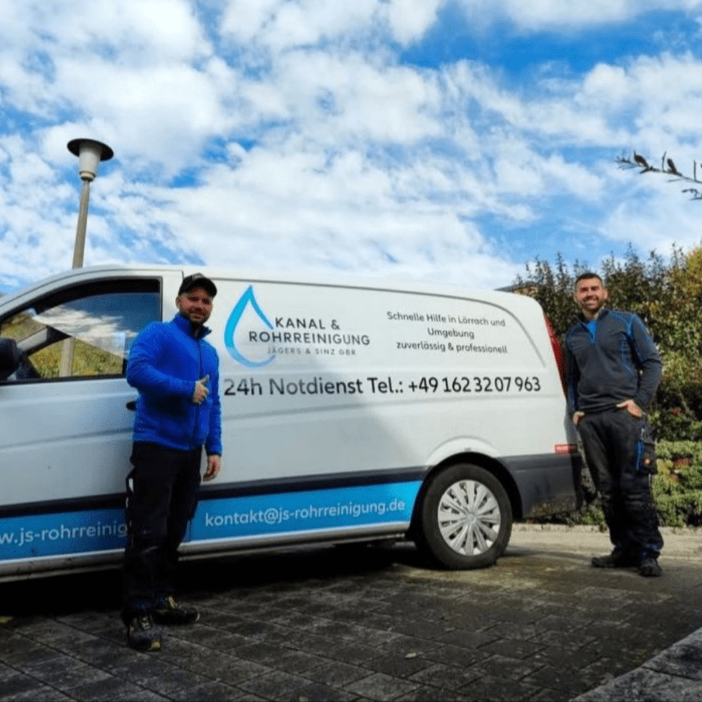 Mitarbeiter der Rohrreinigung bei einem Einsatz in Lörrach vor Servicefahrzeug