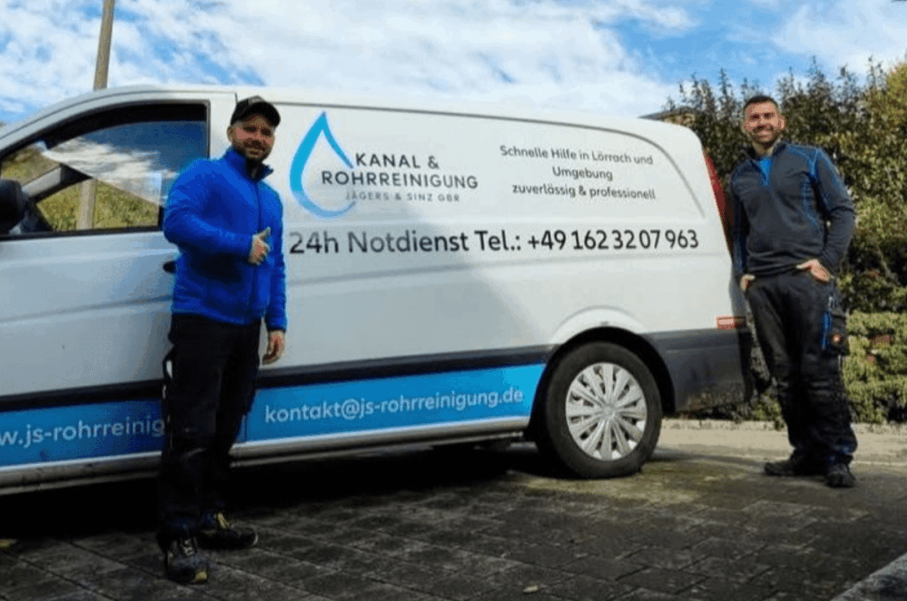 Mitarbeiter der Rohrreinigung bei einem Einsatz in Lörrach vor Servicefahrzeug
