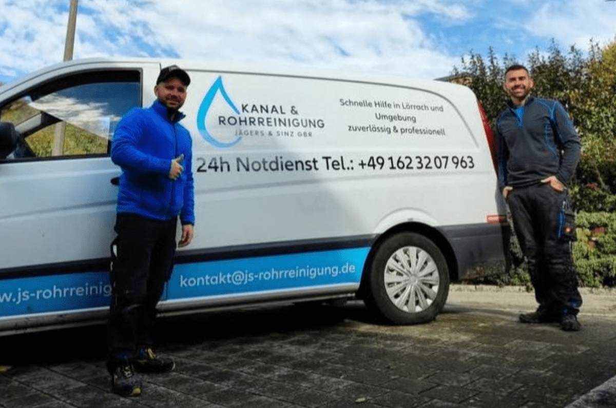 Rohrreinigung Mitarbeiter der Rohrreinigung bei einem Einsatz in Lörrach vor Servicefahrzeug