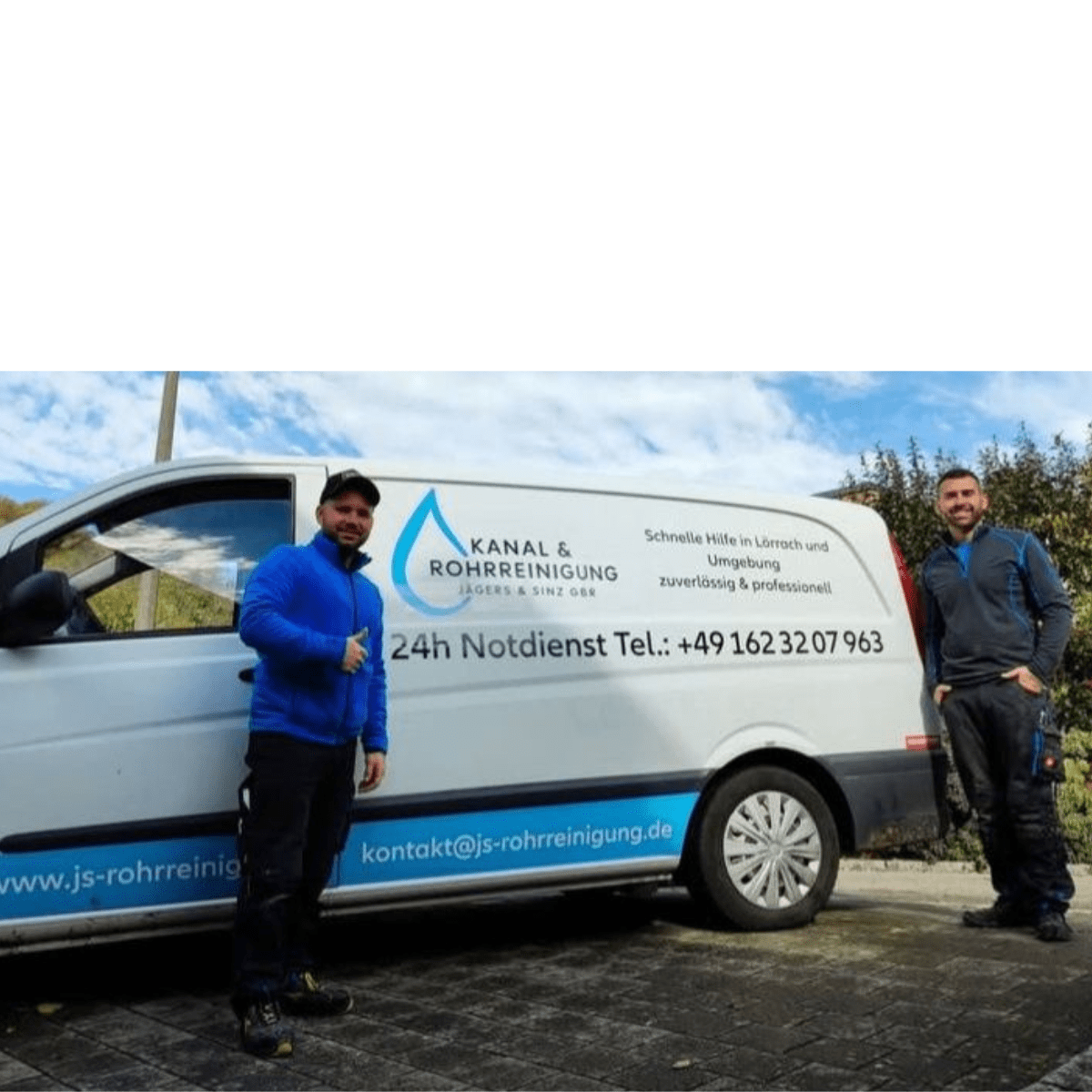 Rohrreinigung Lörrach – Jägers & Sinz Fachbetrieb Kanal- und Rohrreinigung Jägers & Sinz aus Lörrach vor Servicefahrzeug – regionaler Fachbetrieb für Rohrreinigung und Kanalreinigung