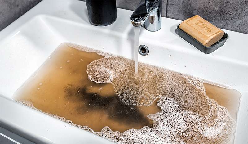 Waschbecken verstopft durch Seifenreste Ablagerungen sorgen dafür, dass das Wasser nur noch langsam abläuft.