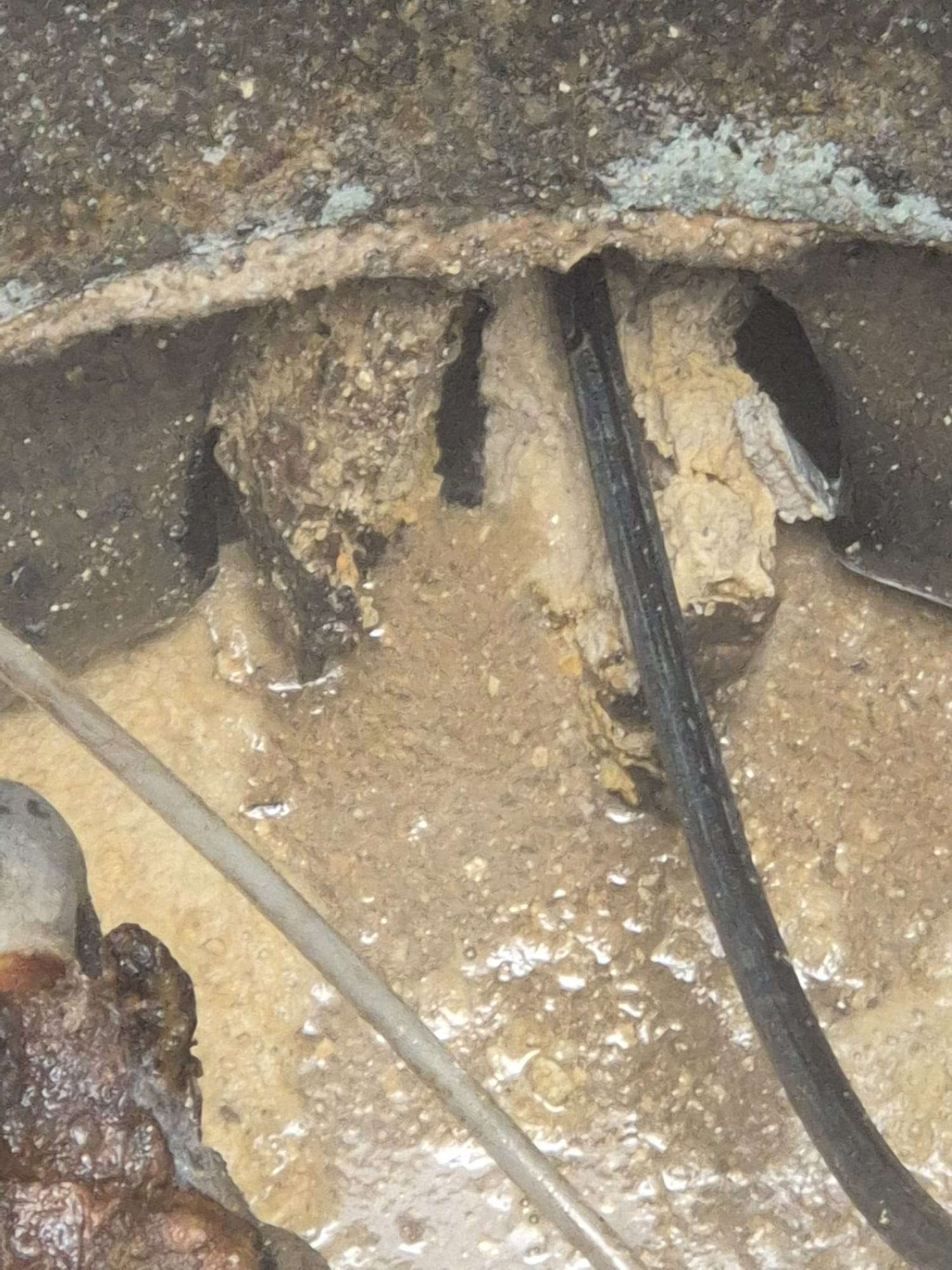 Fett, Schlamm und Ablagerungen setzen sich über Jahre in der Grundleitung fest und verengen den Kanal immer weiter.