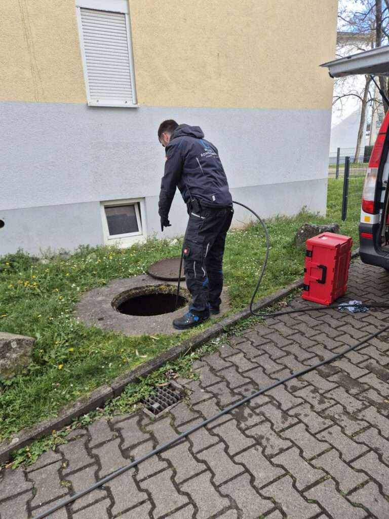 Kanalreinigung mittels Hochdruckspülung an einem Kontrollschacht in Weil am Rhein