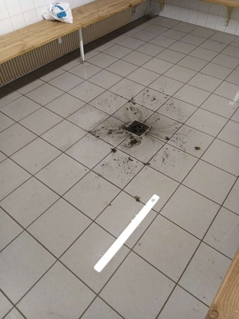 Fäkalien treten aus dem Bodenablauf aus