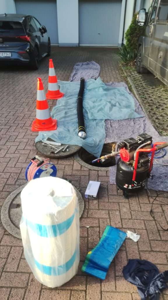 Sanierungsarbeiten und Vorbereitung des Kurzliners im Kanalschacht.