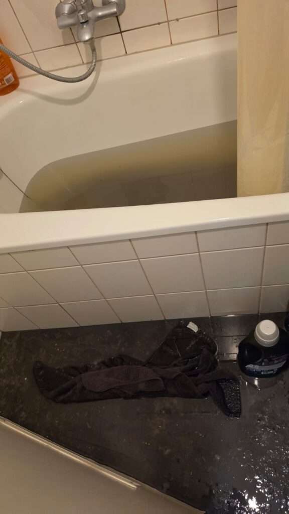 Wasseraustritt durch verstopfte Abwasserleitung