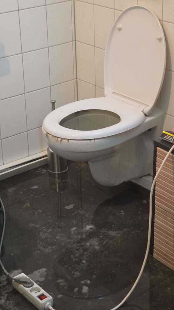 Wasserschaden nach Rückstau in einem Mehrfamilienhaus in Rheinfelden.