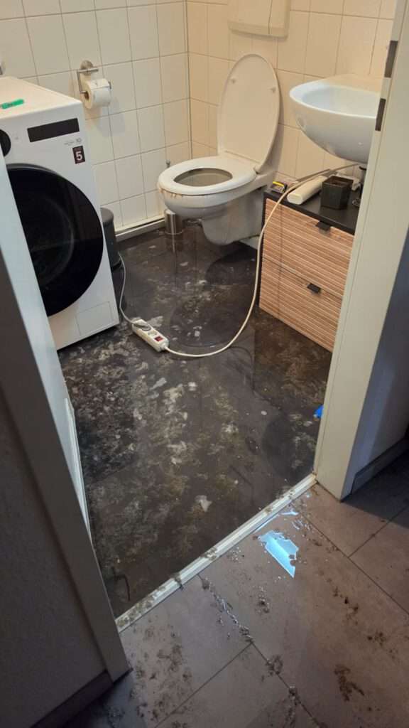 Wasserschaden nach Rückstau in einem Mehrfamilienhaus in Rheinfelden.