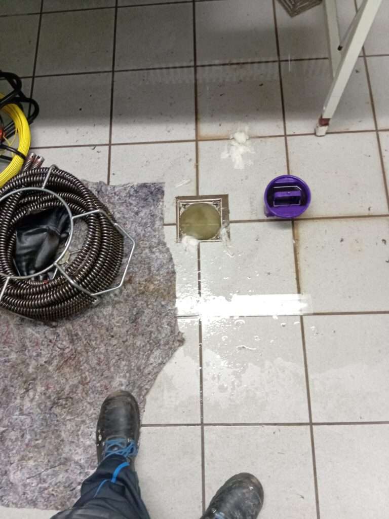 Grundleitung in Sportumkleide verstopft