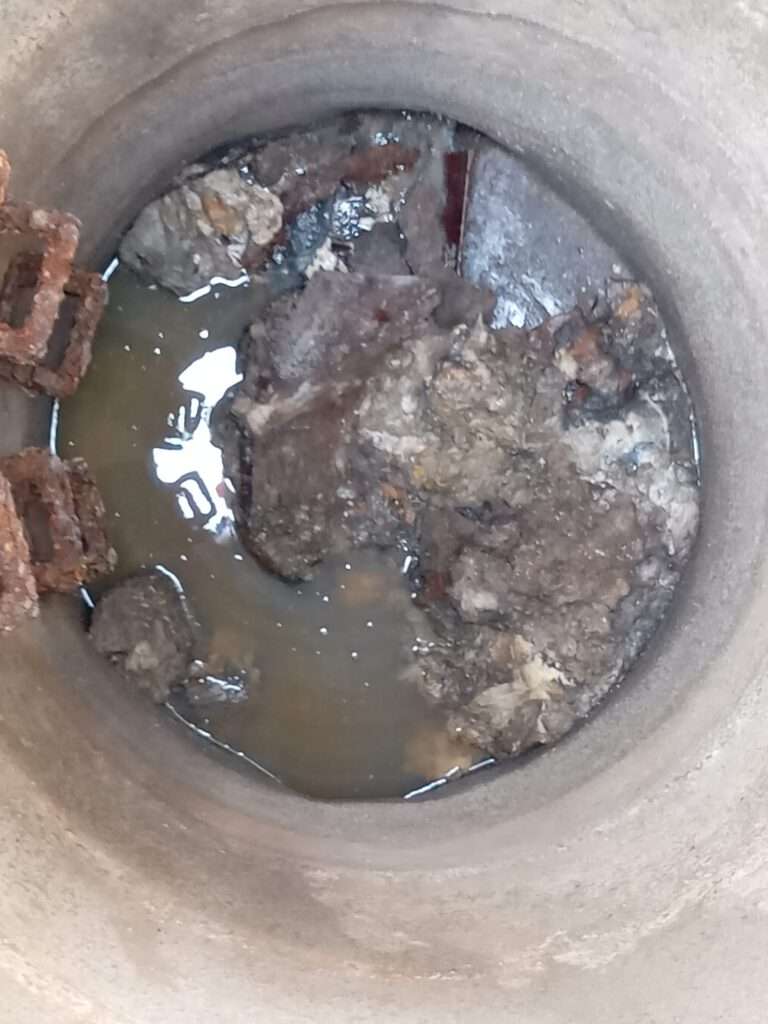 Bereits während der Arbeiten fiel auf, dass der Wasserabfluss im Bereich von Schacht 3 beeinträchtigt war. Um die Ursache festzustellen, führten wir eine TV-Kanalinspektion der Grundleitung durch.