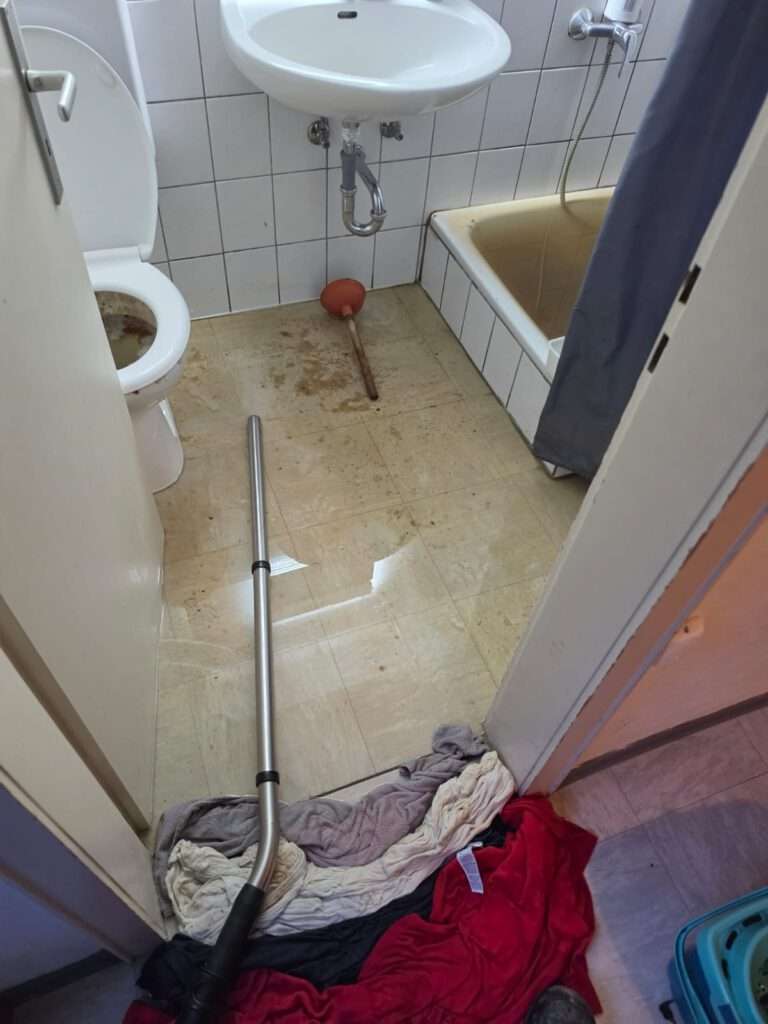 Wasserschaden durch verstopfte Abwasserleitung in Lörrach