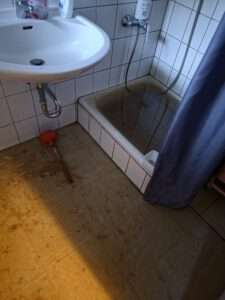 Abwasser im Badezimmer durch Rückstau in Lörrach