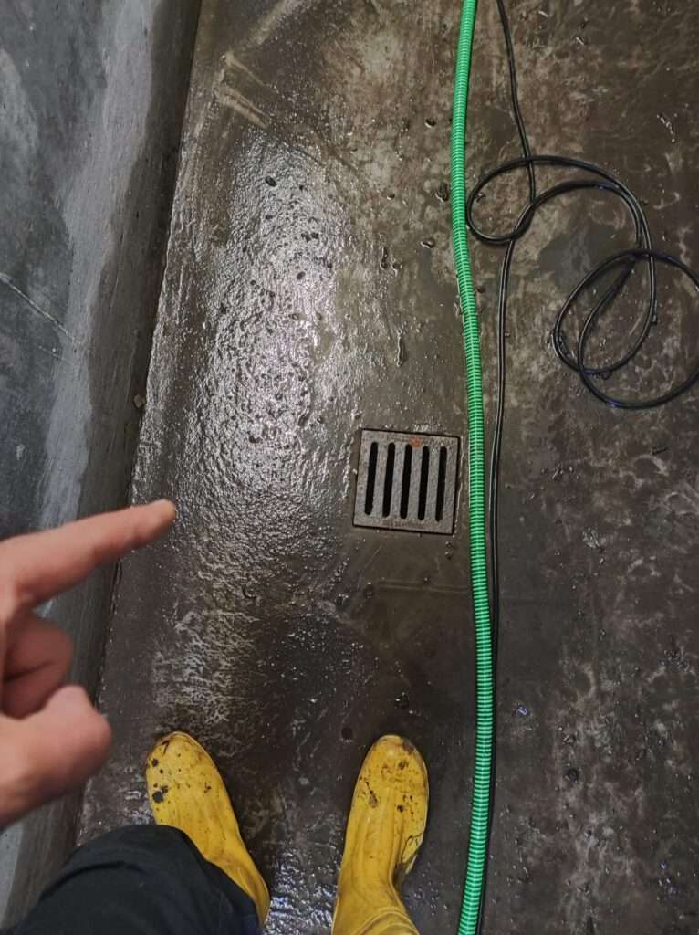 Trockener Technikraum nach erfolgreichem Einbau eines Pumpenschachts