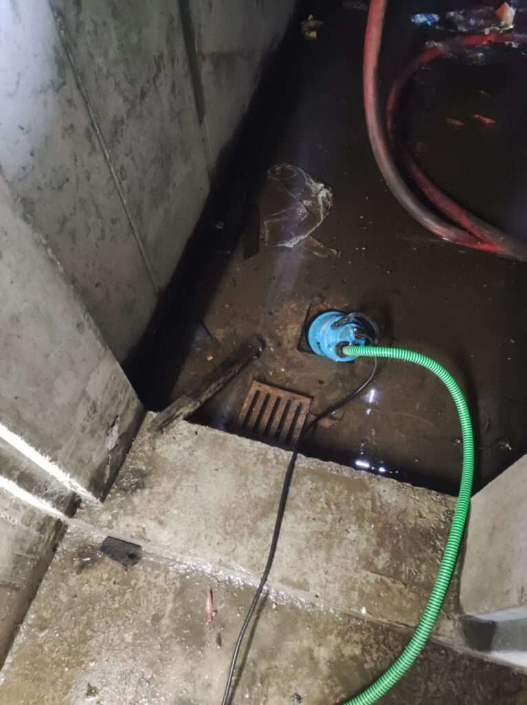 Einbau eines Pumpenschachts zur dauerhaften Entwässerung des Technikraums