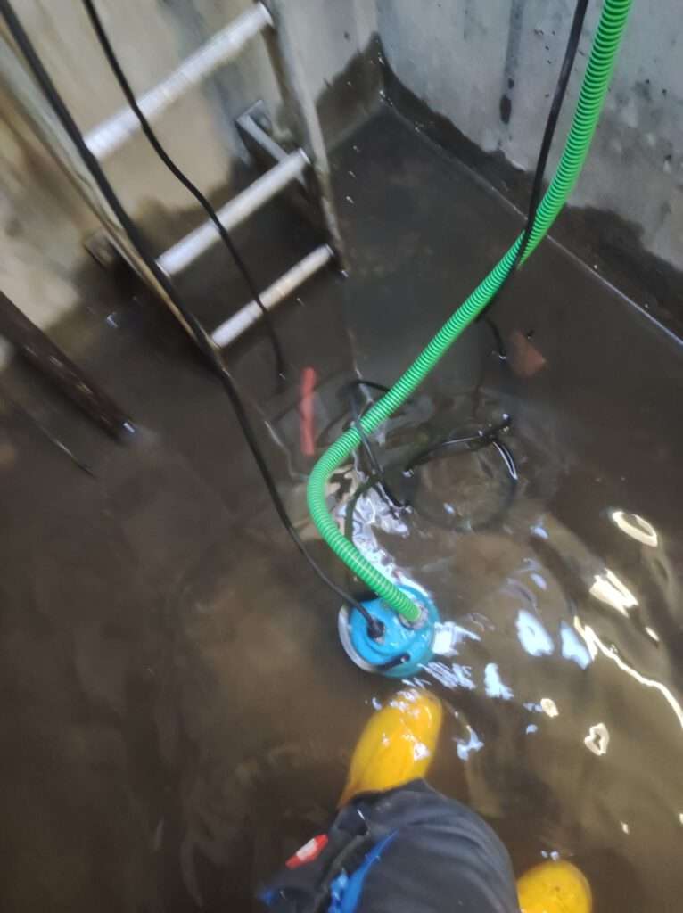 Abpumpen von Wasser aus einem überfluteten Technikraum in Weil am Rhein