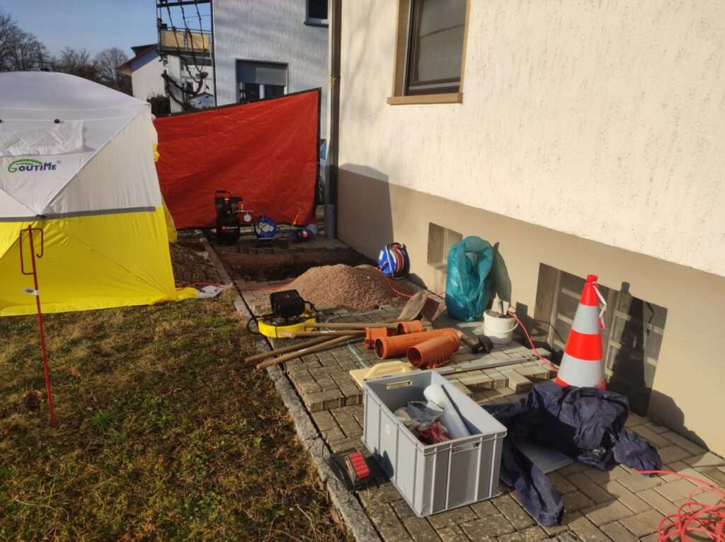 Um eine dauerhaft sichere Rohrsanierung zu gewährleisten, legten wir die Schadstelle zunächst gezielt frei.