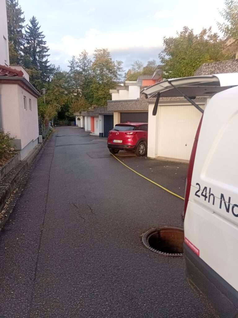 Servicefahrzeug der Kanal- und Rohrreinigung Jägers & Sinz GbR im Einsatz