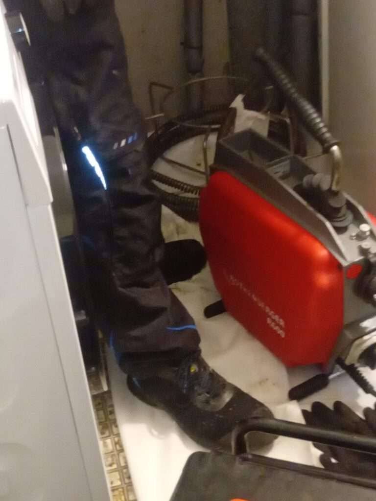 Mechanische Rohrreinigung mit Fräswerkzeug zur Beseitigung einer Verstopfung