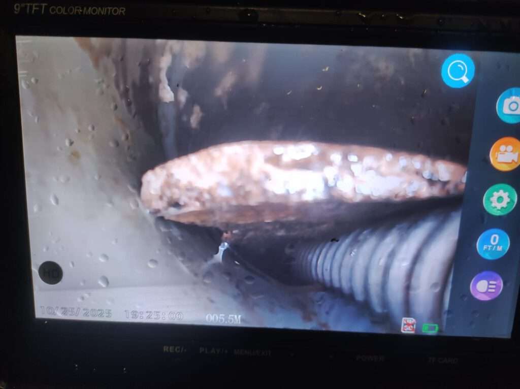 Ablagerungen in einer Grundleitung bei einer TV-Kanalinspektion in Lörrach