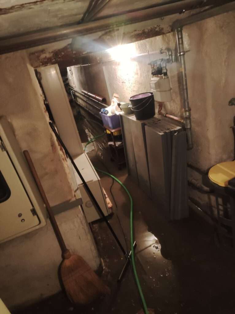 Rückstau im Keller in Schopfheim durch verstopfte Grundleitung – Keller mit Abwasser geflutet vor der Rohrreinigung