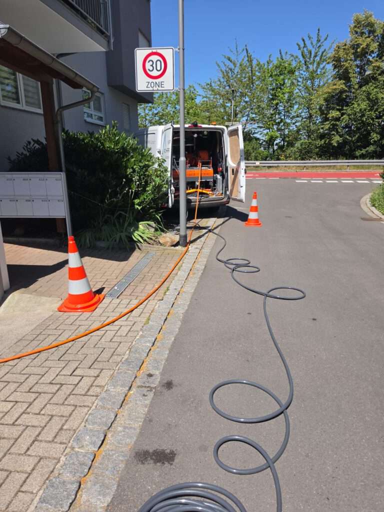 Rohrreinigung in Weil am Rhein mit Hochdruckspülung und TV-Kanalinspektion zur Beseitigung einer Verstopfung in der Grundleitung