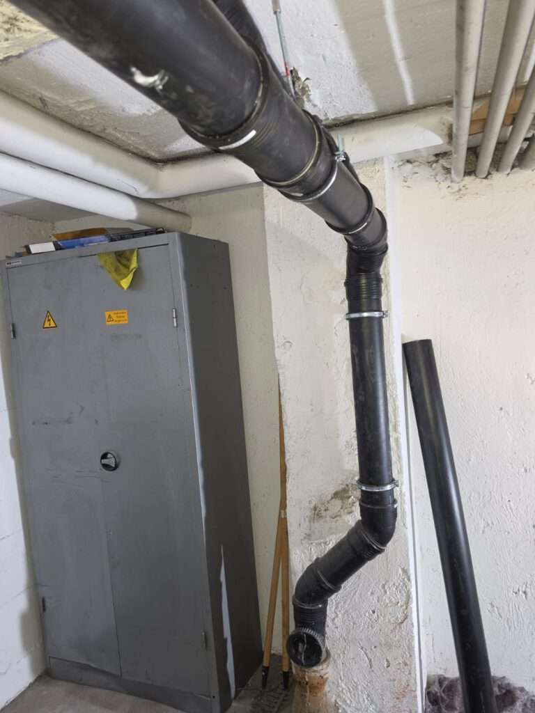Neue Abwasserleitung mit fachgerechten Anschlüssen nach erfolgreicher Sanierung