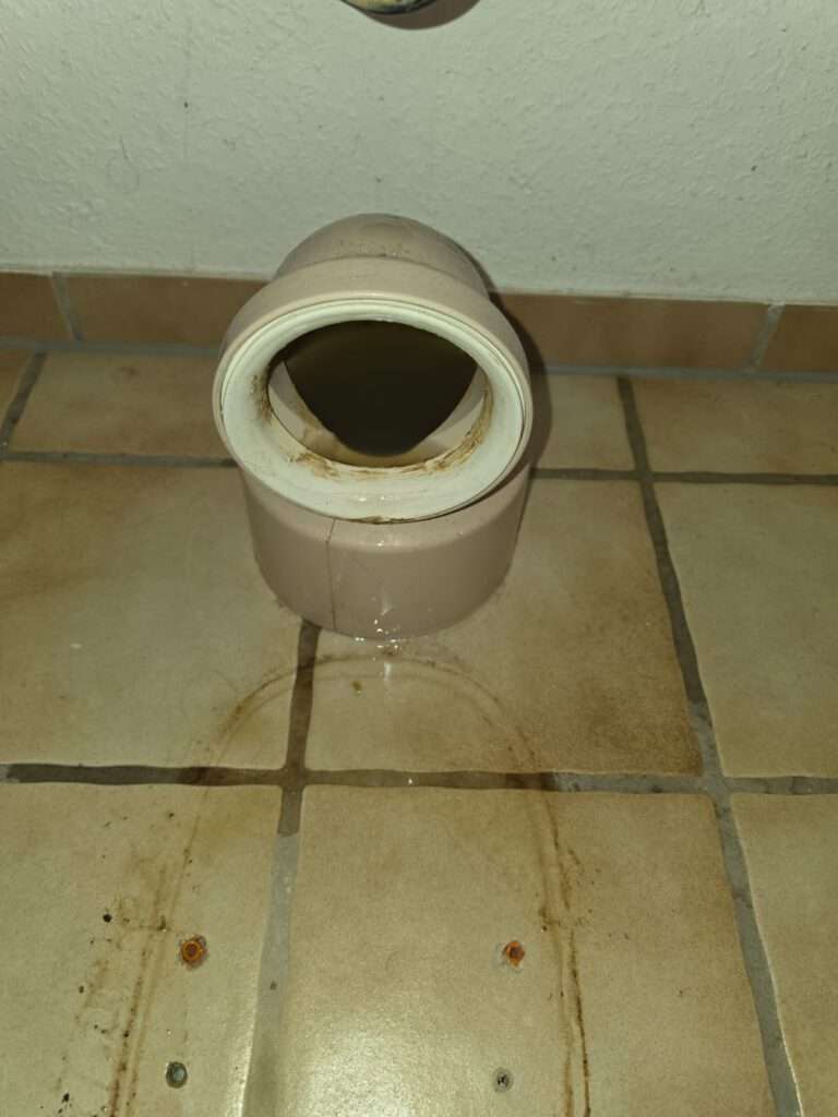 Freigelegter WC-Anschluss nach der Demontage zur Beseitigung einer Verstopfung in Kandern