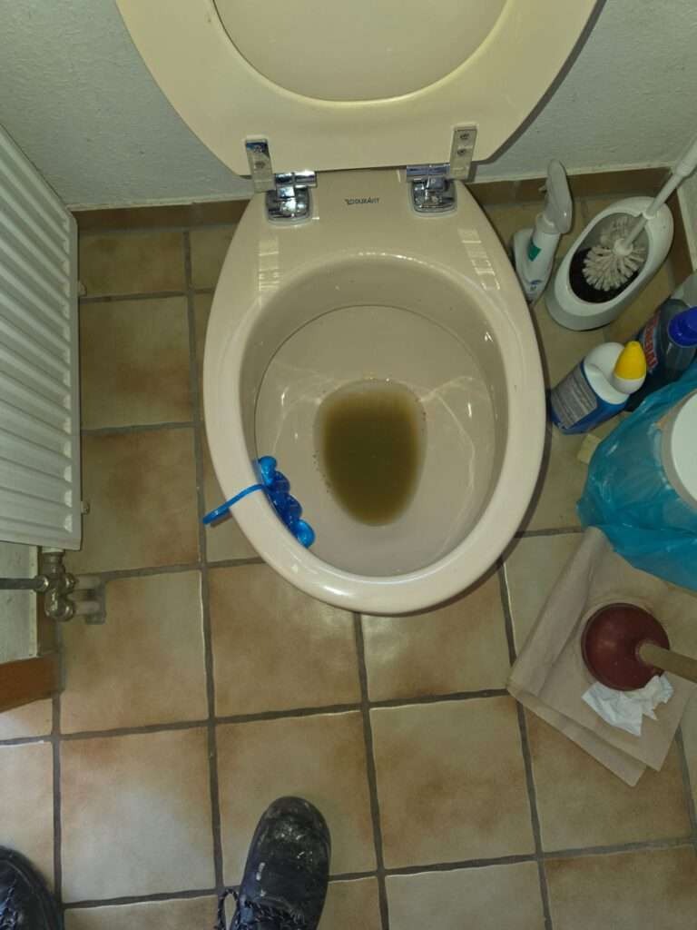 Demontiertes WC zur Beseitigung einer Verstopfung und Reinigung der Abwasserleitung