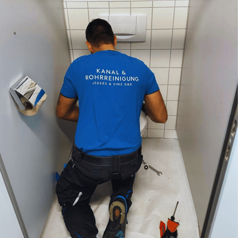 Mitarbeiter von Jägers und Sinz bei Arbeiten an einer WC-Leitung