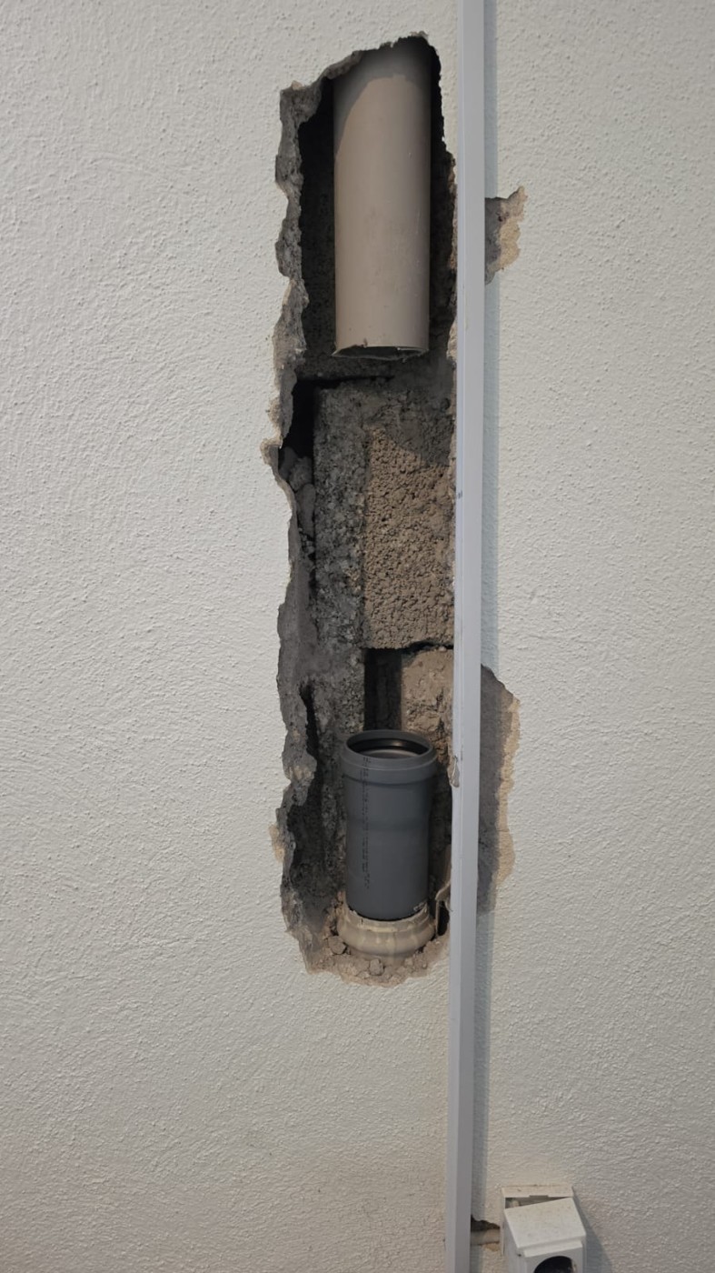 Punktuelle Wandöffnung mit zugänglichem Fallstrang