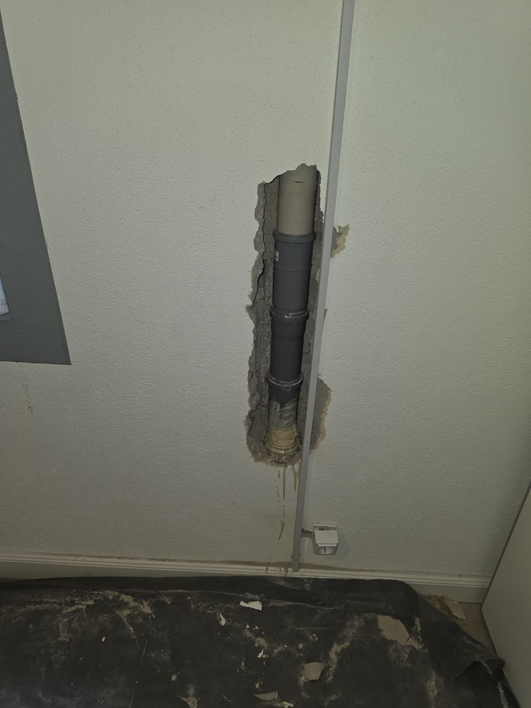Fallstrang mit Anschlussbereich an einer punktuellen Wandöffnung