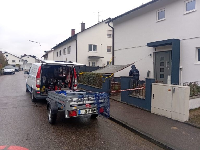 Servicefahrzeug und vorbereitete Ausrüstung an einem Wohngebäude