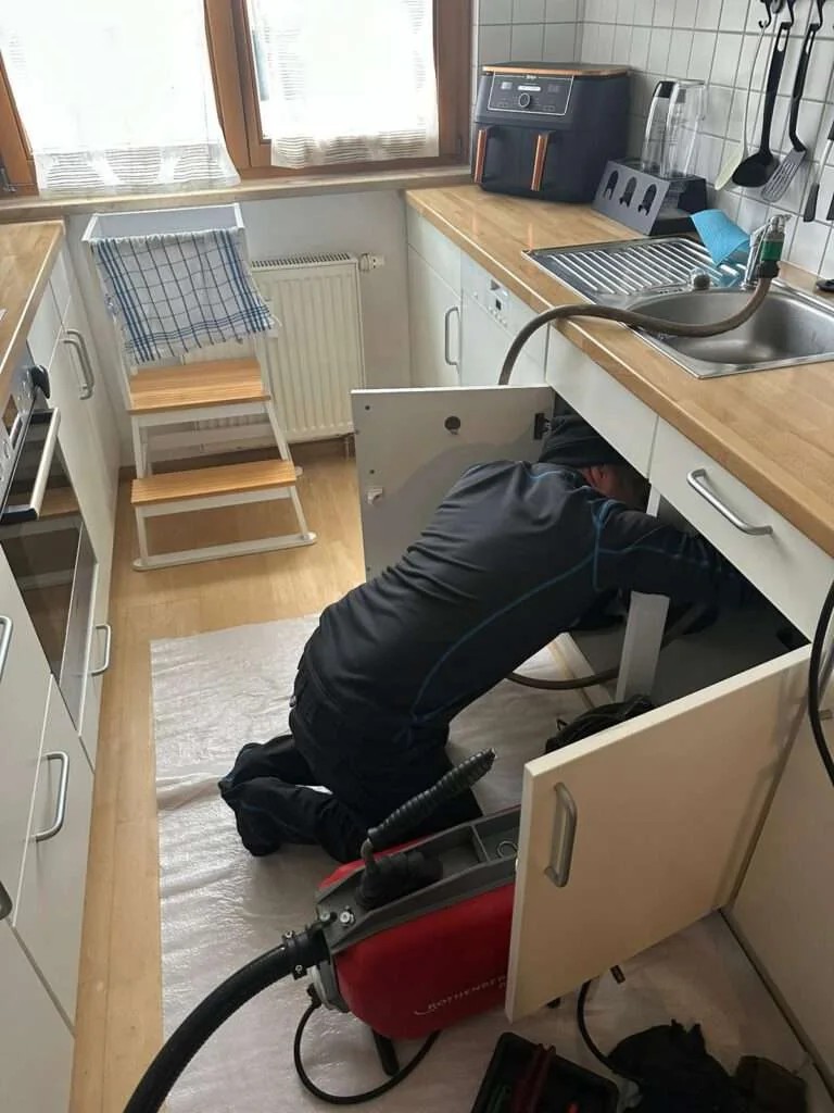 Arbeiten an einer Küchenleitung