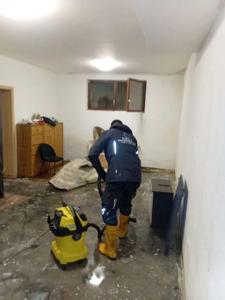 Absaugarbeiten im Keller