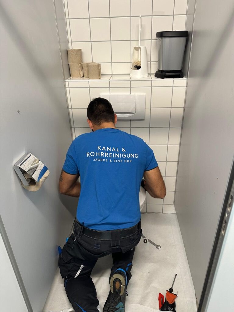 WC verstopft – Einsatz von Jägers und Sinz